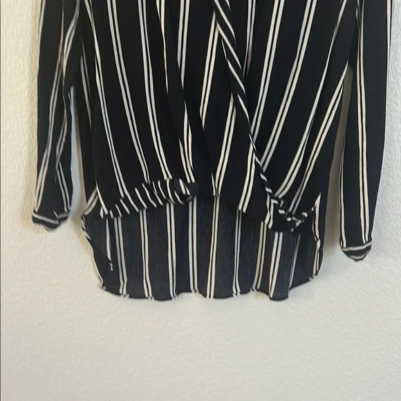 Elegant Striped Women's Blouse - Picture 5 of 8